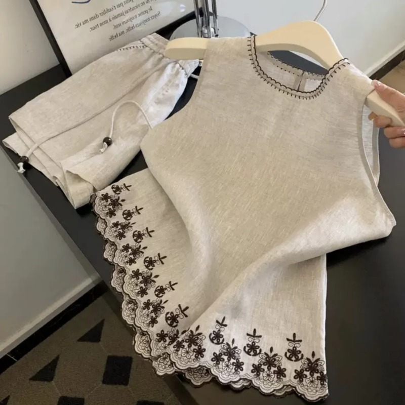 Embroidery Simple - ชุดเซ็ตสองชิ้นสำหรับผู้หญิง เสื้อกั๊กผ้าฝ้ายและผ้าลินินปักลายลูกไม้สไตล์เรียบง่ายแบบ Old Money พร้อมกางเกงขาสั้นสำหรับฤดูร้อน
