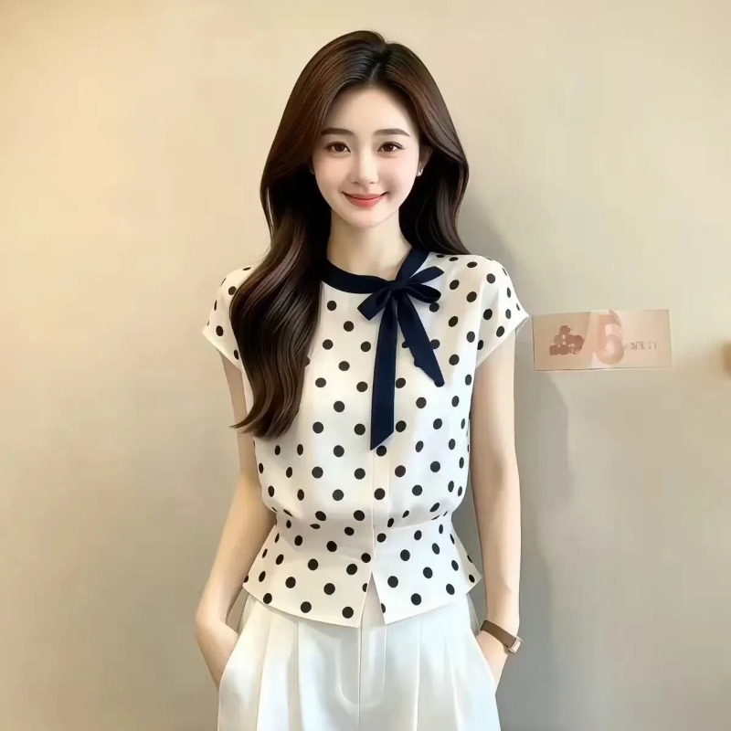Embroidery Hat Machine - เสื้อผู้หญิงลายจุดผูกโบว์ที่คอ แขนสั้น ทรงเข้ารูป ชายเสื้อผ่า ดีไซน์หรูหรา