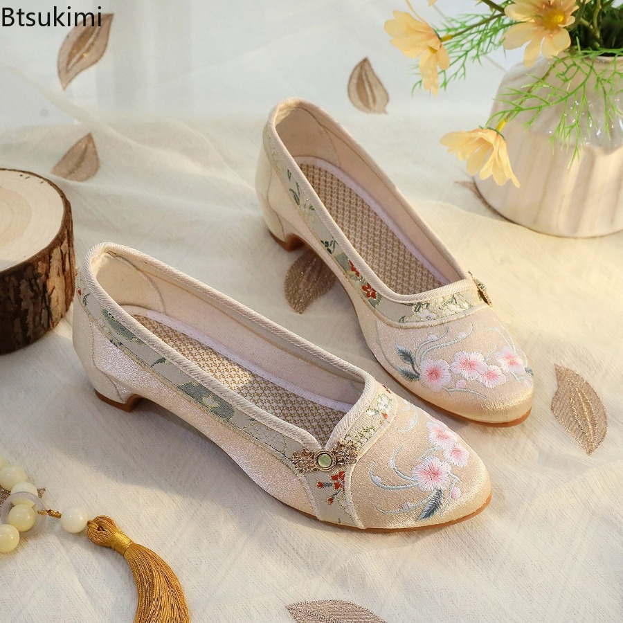 Embroidery Simple - รองเท้าผู้หญิงสไตล์ชาติพันธุ์ปี 2026 รองเท้าผ้าปักลายแบบปักกิ่งโบราณ รองเท้าลำลองเรียบง่ายสไตล์เรโทร ชุดกี่เพ้า ฮั่นฝู