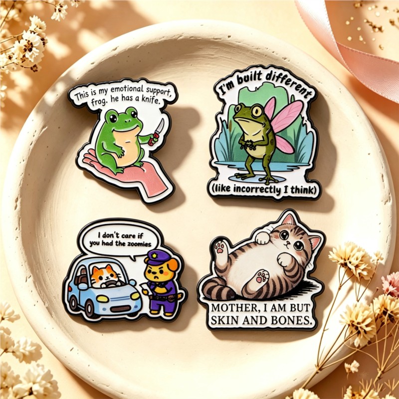 Embroidery Textile - เข็มกลัดเคลือบลายการ์ตูนกบ แมว สุนัข น่ารัก สำหรับติดปกเสื้อ กระเป๋าเป้