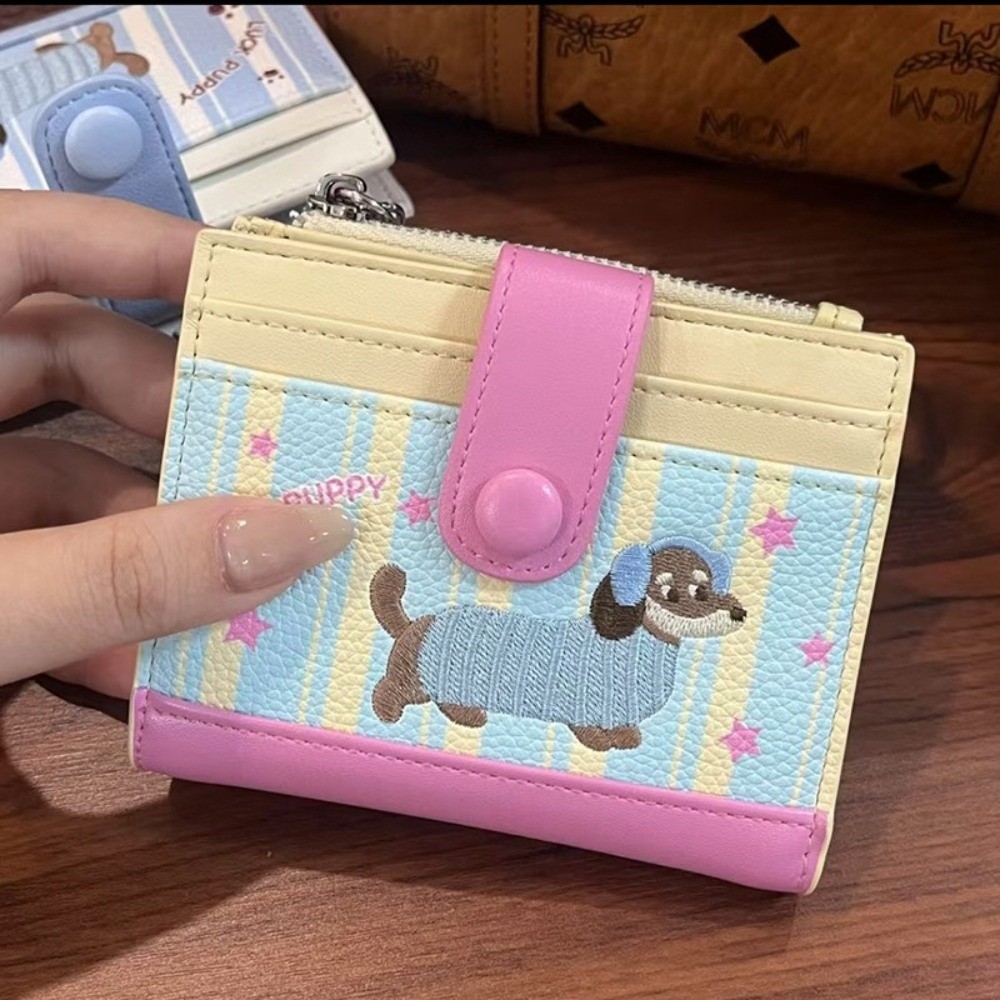 Embroidery Wallet - กระเป๋าสตางค์แบบสั้นปักลายสุนัขดัชชุนด์สไตล์เกาหลี สีโดพามีน กระเป๋าใส่บัตรแบบซิป วัสดุ PU ลายการ์ตูนสุนัข