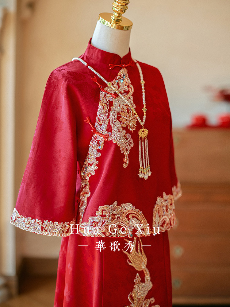 Embroidery Wedding - ชุดแต่งงานจีนสีแดงสไตล์ซิ่วเหอ ปักคริสตัลแน่น แขนสั้น ชุดเจ้าสาวสไตล์ตะวันออก ชุดแต่งงานแบบดั้งเดิม