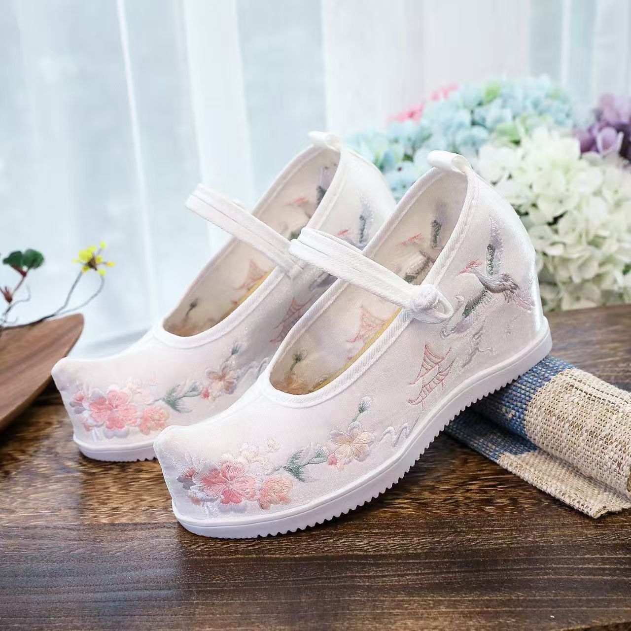 รองเท้าผู้หญิงแบบมีปักลายด้านใ - Embroidery Wedding บทวิจารณ์และราคา